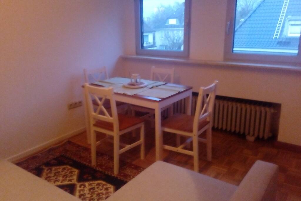 2.Wohnzimmer mit doppelt Schlafsofa & Table / Living room with pull out double sofa and table