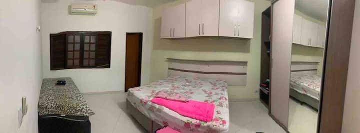 Apartmán s klimatizáciou, manželskou posteľou King a samostatným lôžkom.