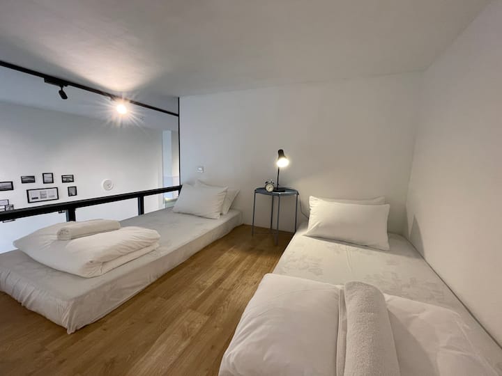 2 jednolôžkové postele na mezanínovom poschodí 