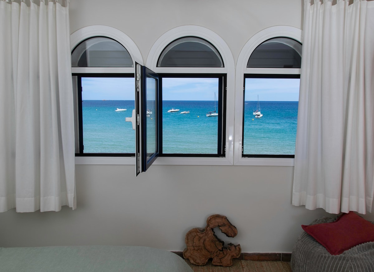 נוף של חדר השינה הראשי/נוף מחדר השינה הראשי.