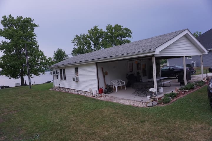 Biz's Cabin by the River