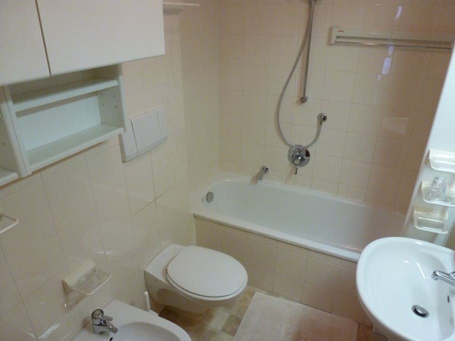bagno con vasca doccia