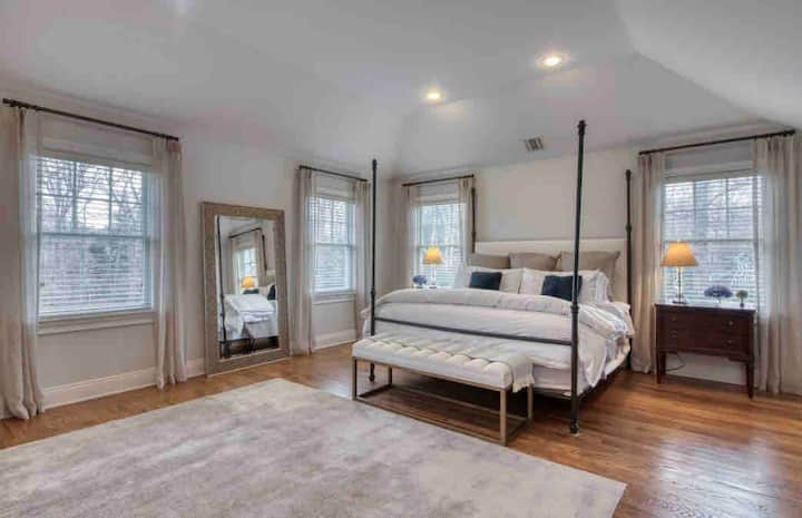 Dormitorio principal con cama tamaño king y baño privado