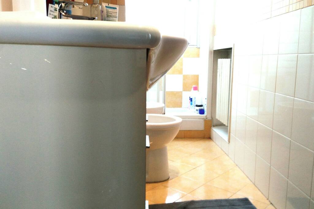 bagno finestrato con box doccia