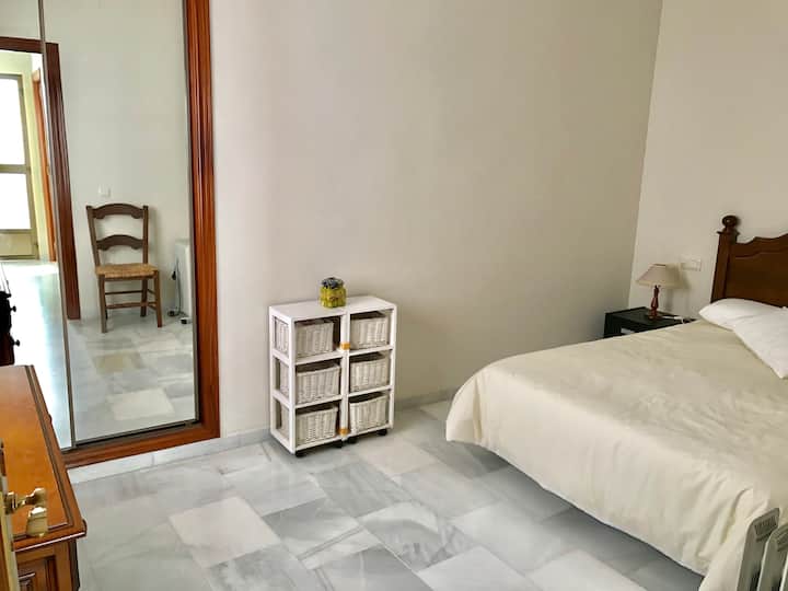 ห้องนอนใหญ่พร้อมเตียงคู่ 