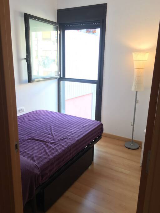 Habitación con un baño al lado.