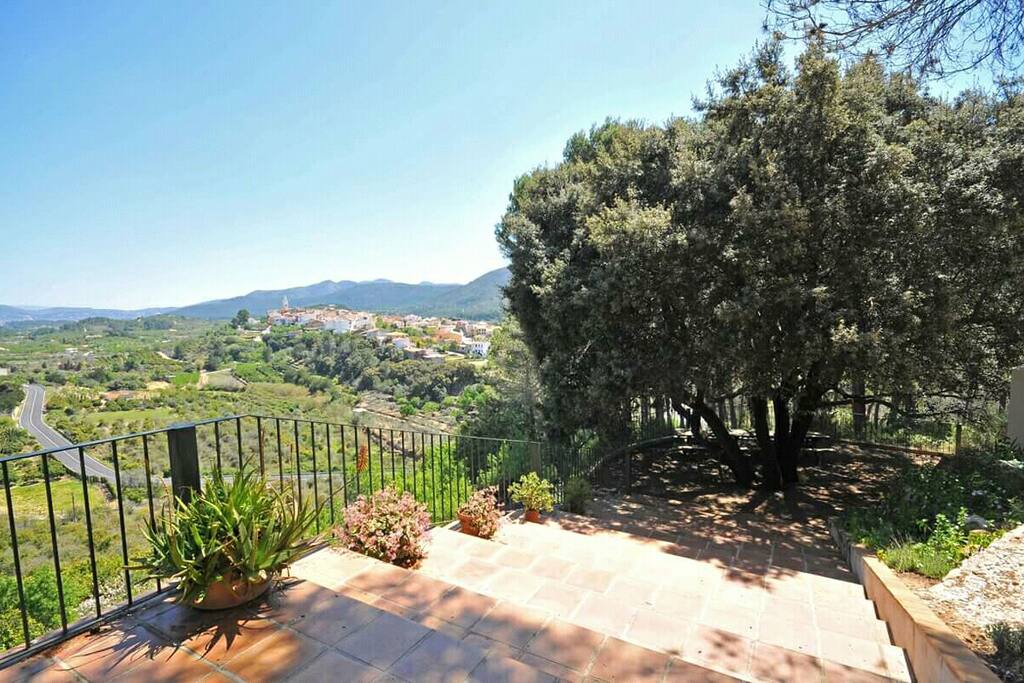 Vistas desde la terraza hacia la encina con el merendero.