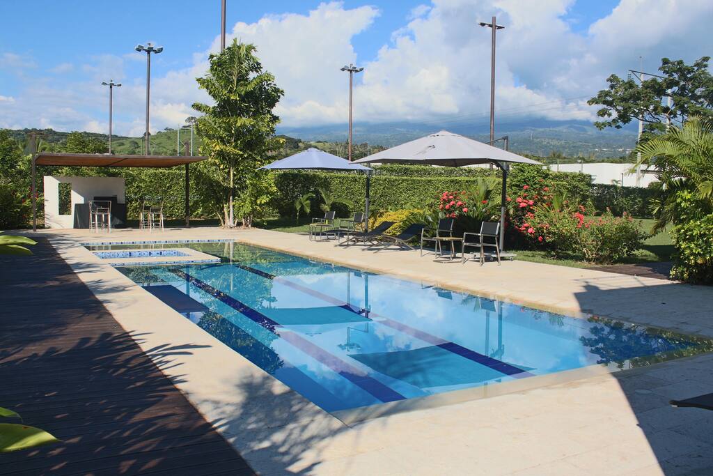 Piscina y jacuzzi