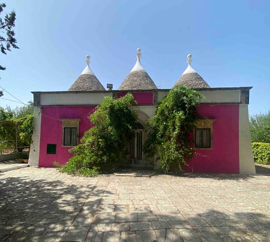 Trullo rosa Cisternino