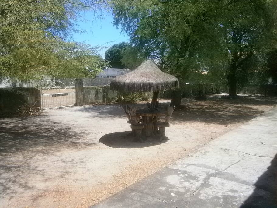 amplo estacionamento, com quiosque ótimo para relaxar.