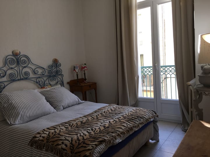 La chambre 2 avec lit double 140cm et rangements