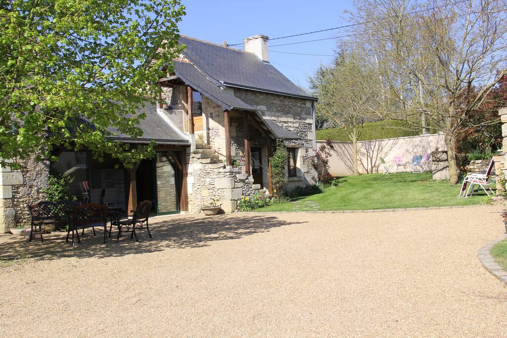 Coin jardin paysagé -relax-table et chaises de jardin