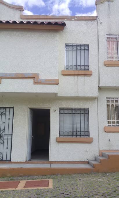 Casa de 2 niveles con lugar de estacionamiento