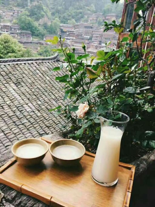 大厅观景阳台提供餐饮甜品以及酒水。