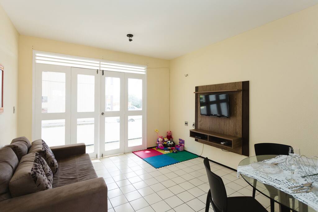 Sala com TV à cabo e brinquedoteca