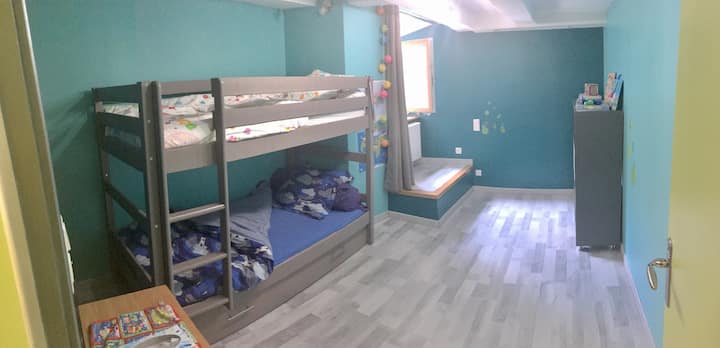 1er étage : Lits superposés 2 x 90/190
Pour votre sécurité, le lit du haut est interdit aux enfants de moins de 6 ans et aux personnes de taille et de poids adultes