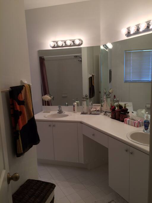 grosses privates Badezimmer Dusche & Wanne