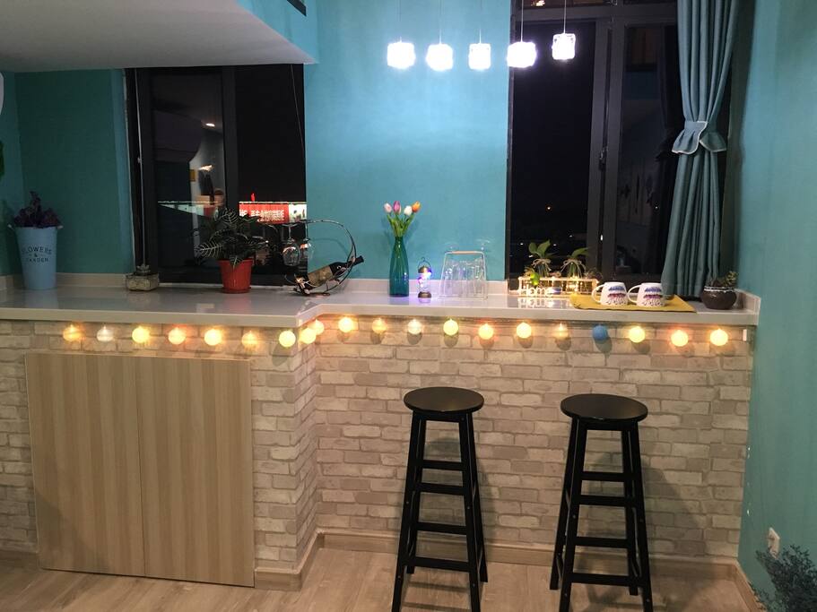 吧台一角,还为爱浪漫的您备有红酒、鸡尾酒,可自行调配!