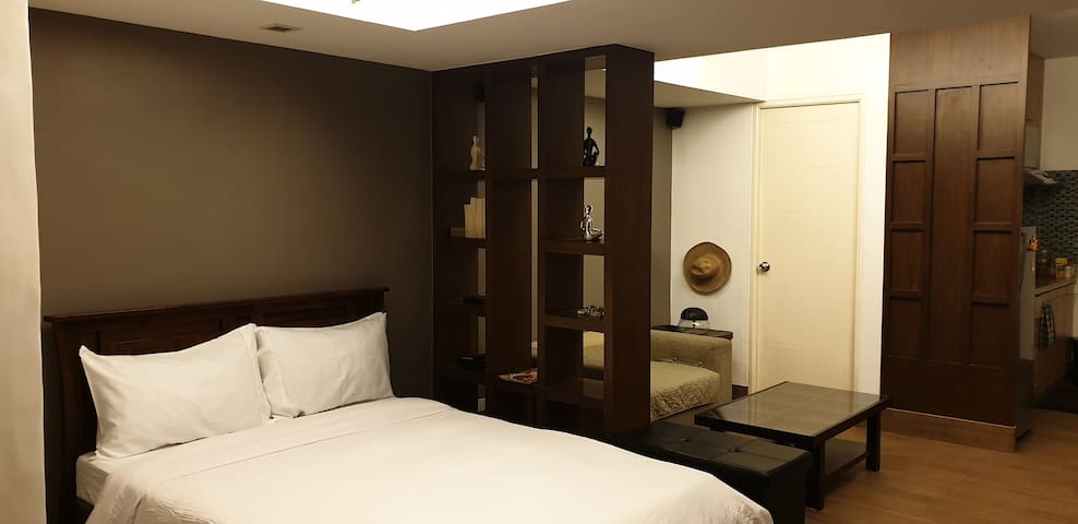 Spacious & Hip Studio Condo at BGC.
