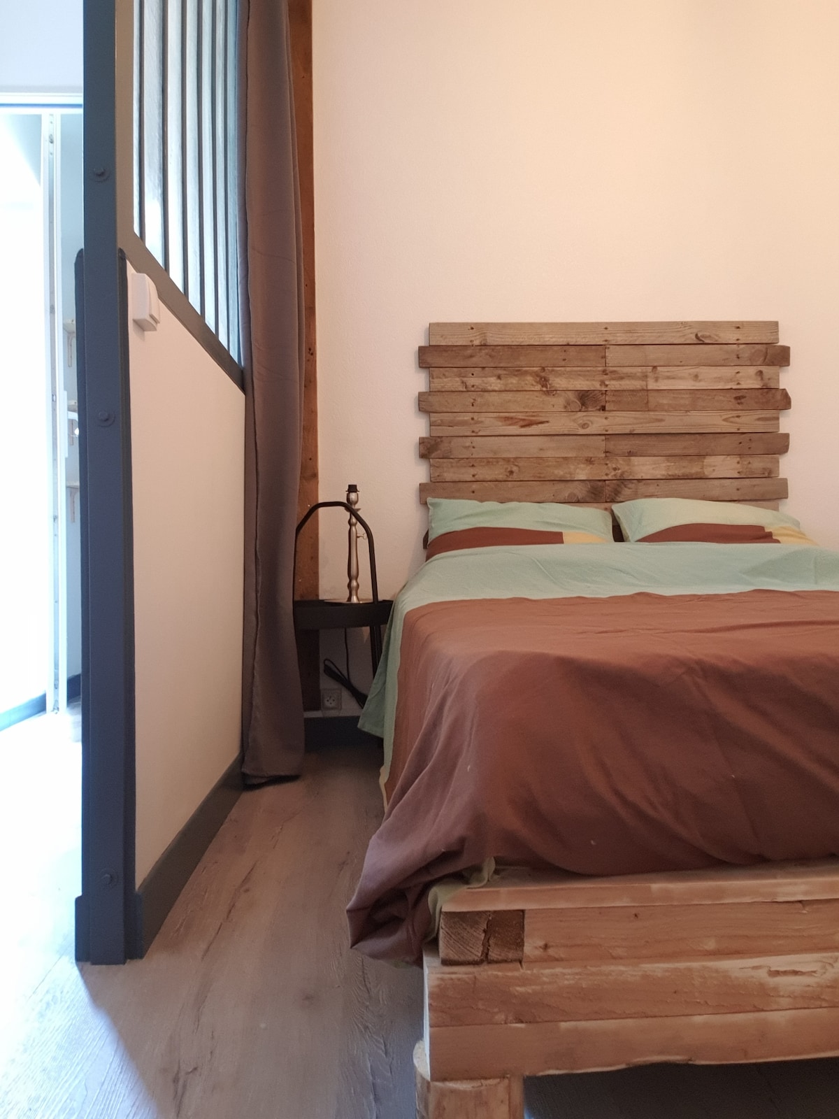 Chambre :Sommier en palette et ancienne vérrière