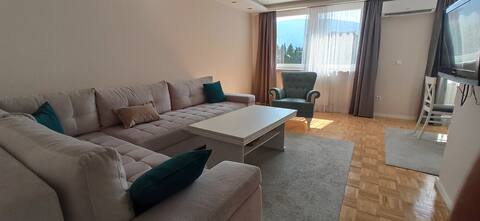 2H Apartment 
(modern apartment with free parking)