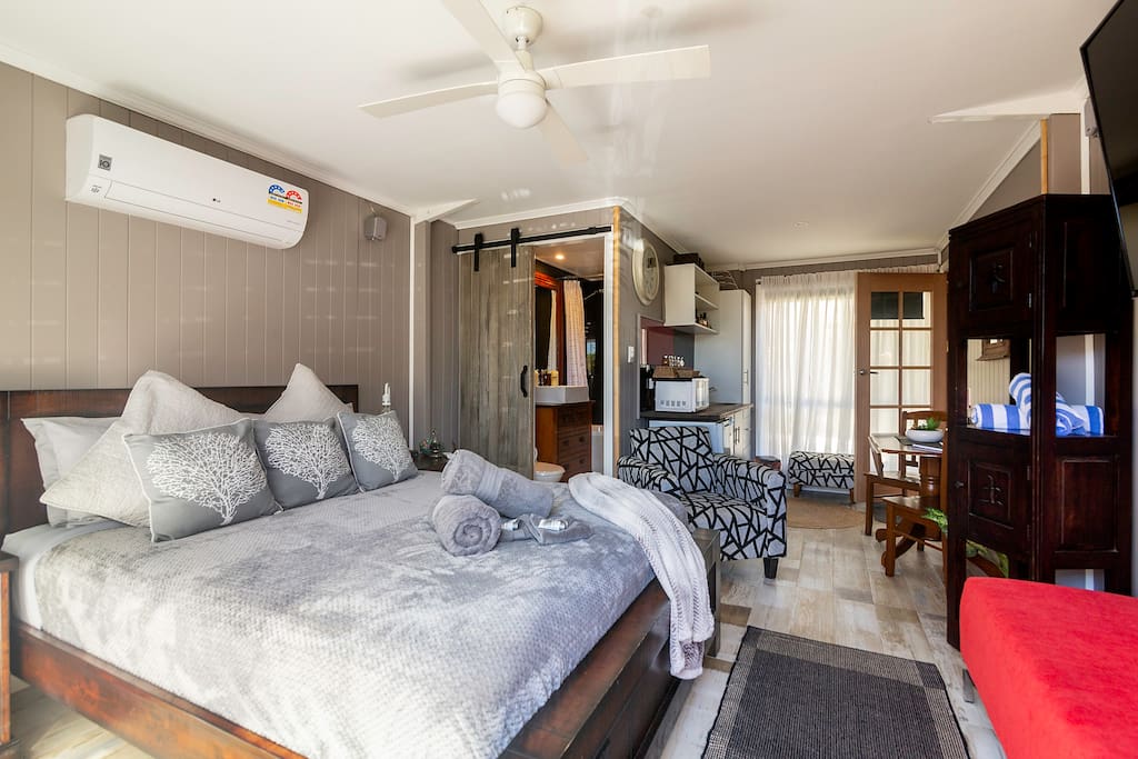 Your modern guests house Queen bed