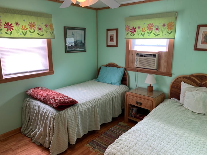 Dhomë gjumi në katin e poshtëm me dy krevate dyshe