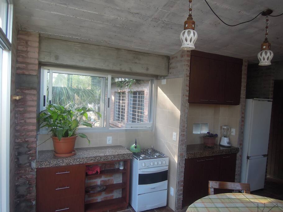 cocina comedor con vista al patio