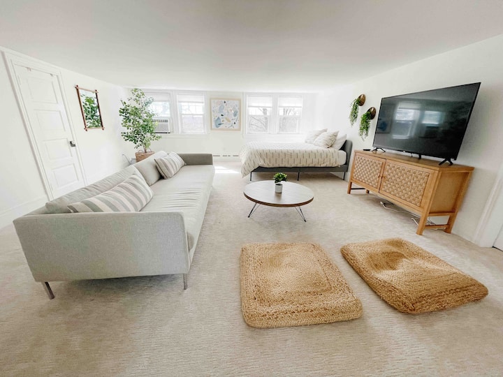 Spacious entire 3rd floor queen bedroom with living space/ tv and ensuite full bathroom with soaking tub. 