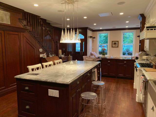 Old Town Cosmopolitan Four Bedroom, Four Bath gallery image 4