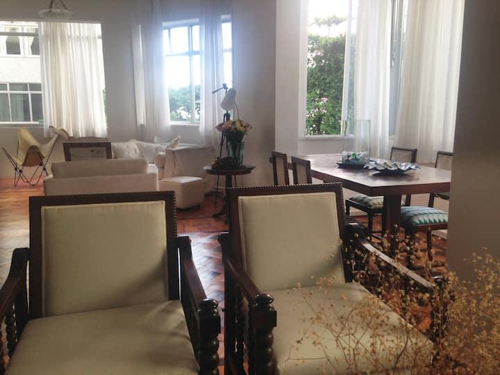 Beautiful apartment in the charming neighborhood of Leme