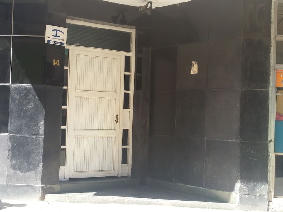 Puerta de entrada del edificio. Cienfuegos No. 14
