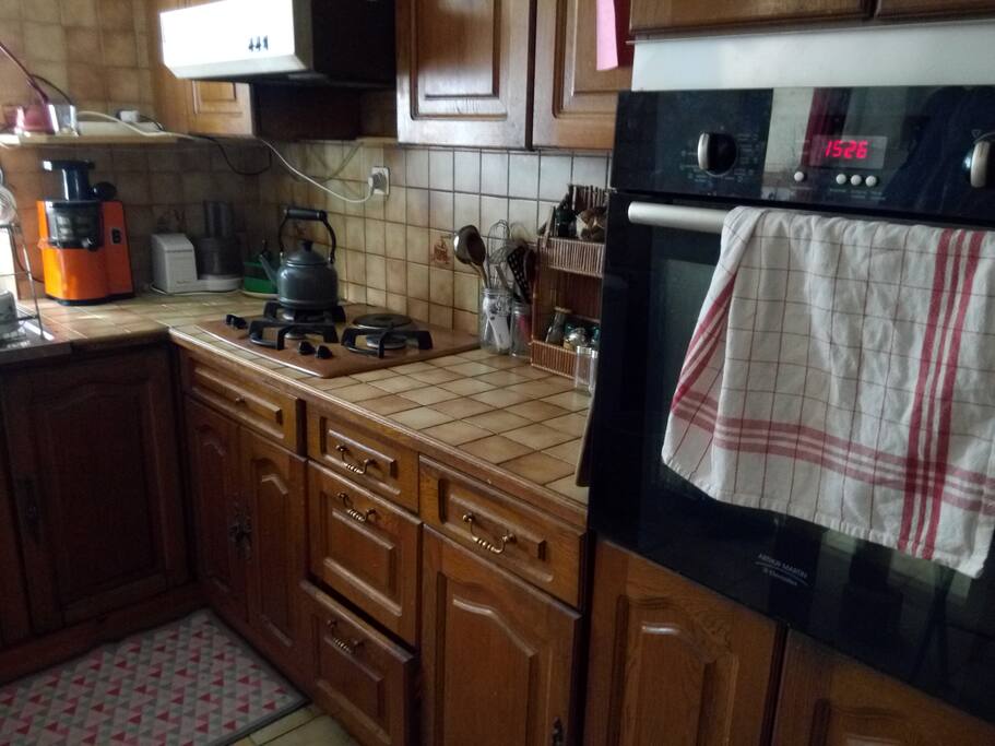 cuisine avec four, frigo, lave linge
