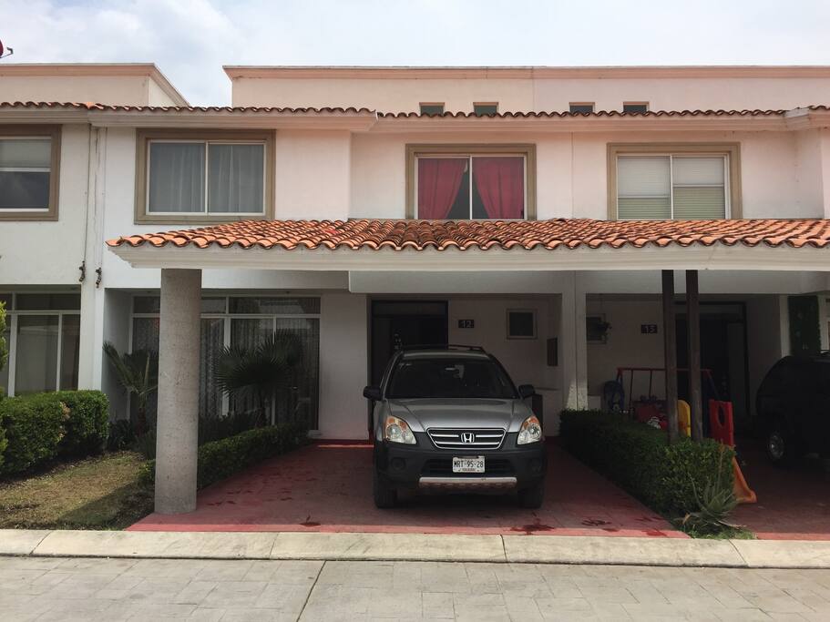 Entrada principal con estacionamiento para 3 automoviles