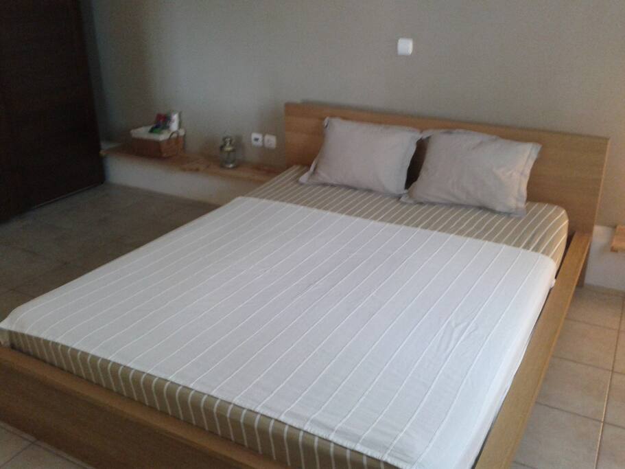 Queen - size bed (160x200)