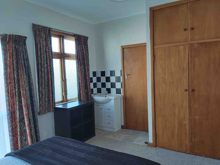 Baño privado a través del dormitorio 1 que incluye ducha, inodoro con lavabo como se muestra.