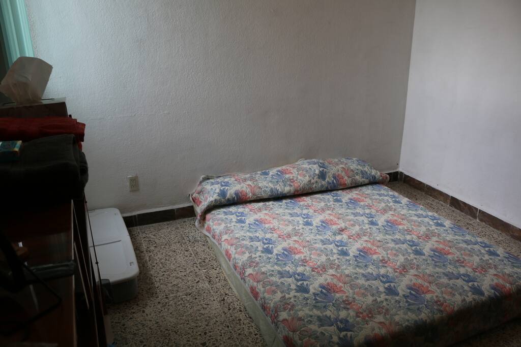 En la habitación hay un colchón matrimonial, muy cómodo.