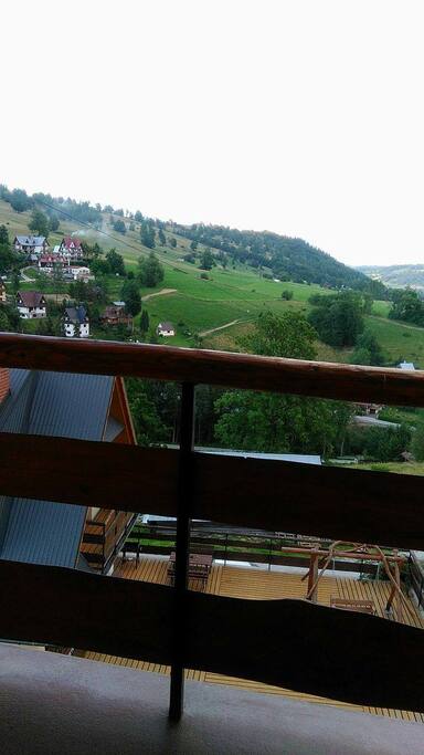 Widok z balkonu na zbocze Furmanowej