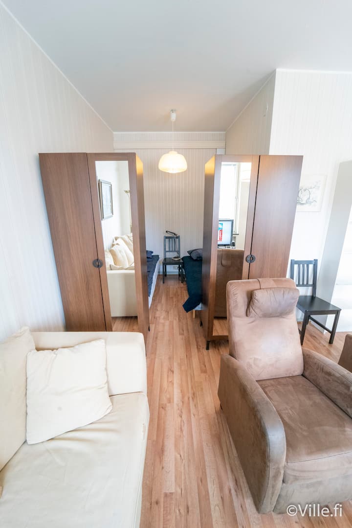 Olohuoneen alkovi on kuin 2. makuuhuone, jossa on kaksi vuodetta kaappien takana