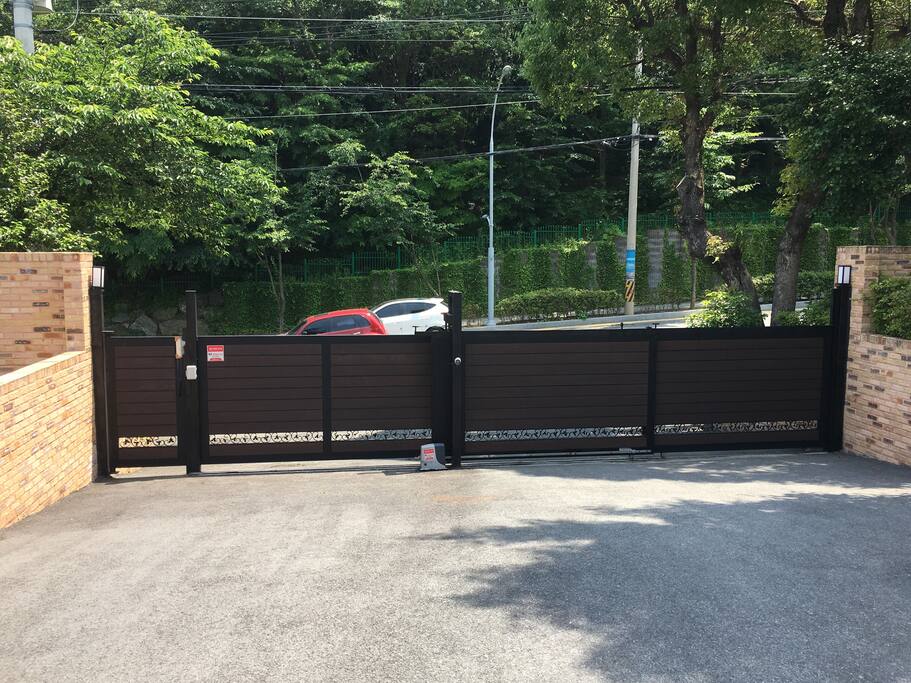 보안 리모콘으로 스르륵 차량 출입문