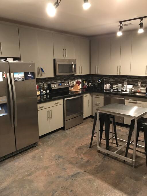 Full kitchen w/ fridge, oven, microwave, blender, toaster, dish washer