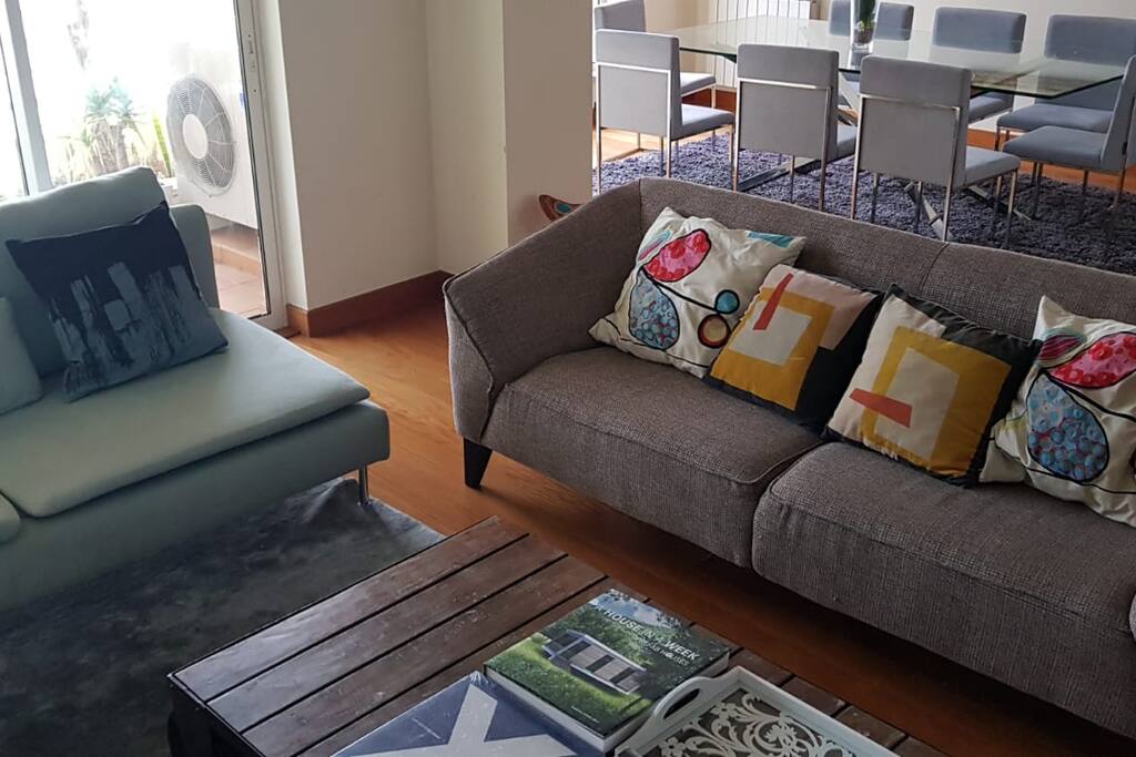 Sala de visitas confortável com uma ótima vista para a foz do rio Tejo e o farol de o Bugio.