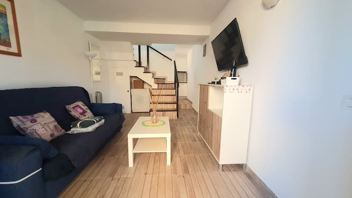 غرفة معيشة مجددة بالكامل بسرير أريكة.