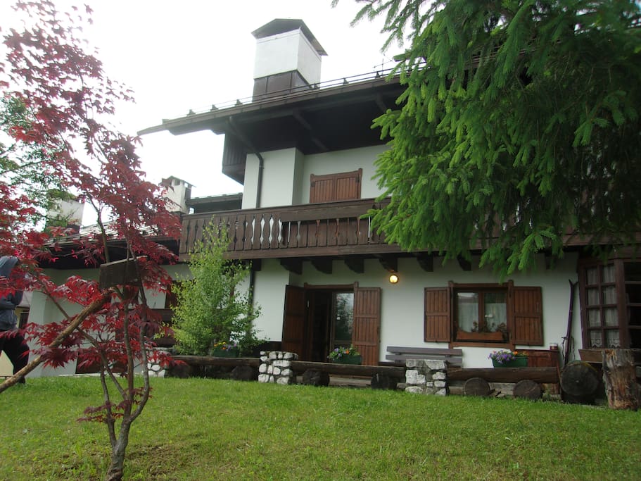 La casa è direttamente sul prato, verso le montagne....