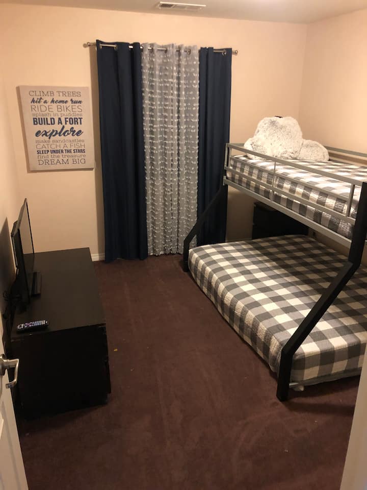 Стая №2 
• Двуетажно легло  - единичен и пълен матрак 
• Телевизия с Roku