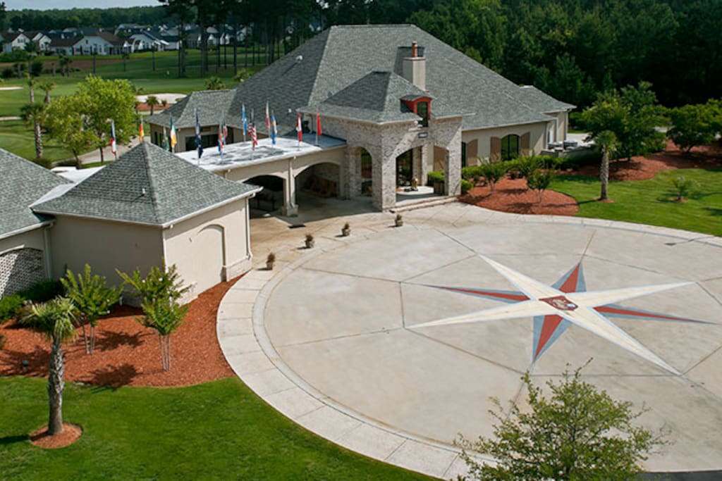 The International Club golf course is nearby within walking distance.