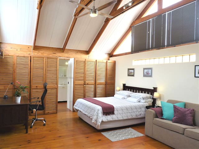 Beautiful & Spacious Loft Apartment - Morningside!