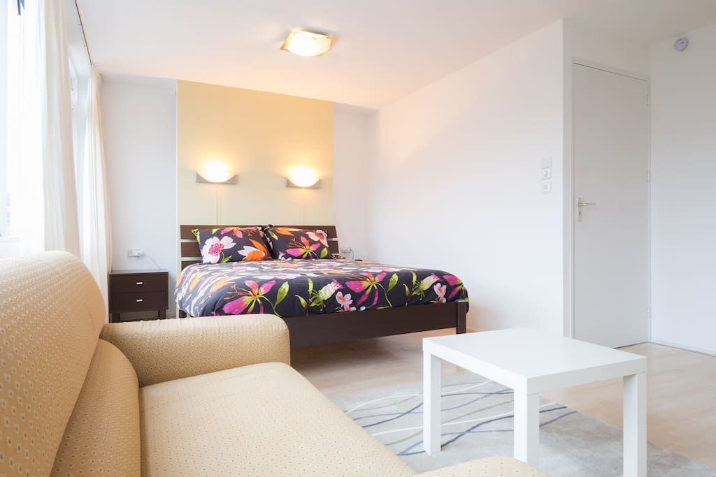 We used clear, natural colors and fabrics to create a relaxed atmosphere.