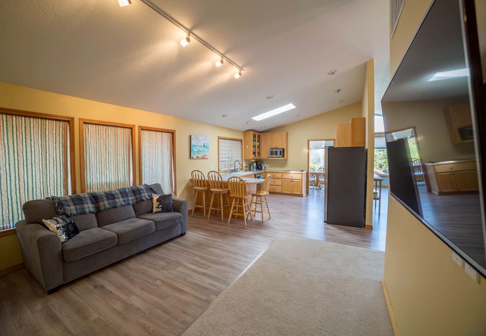 Sleeper Sofa and Smart TV with Netflix!