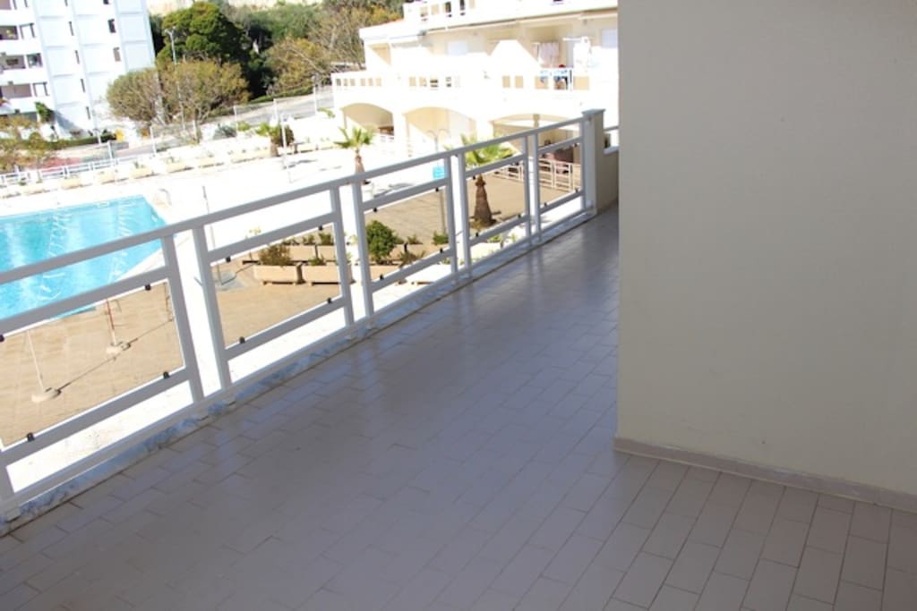 Varanda com vista para a piscina